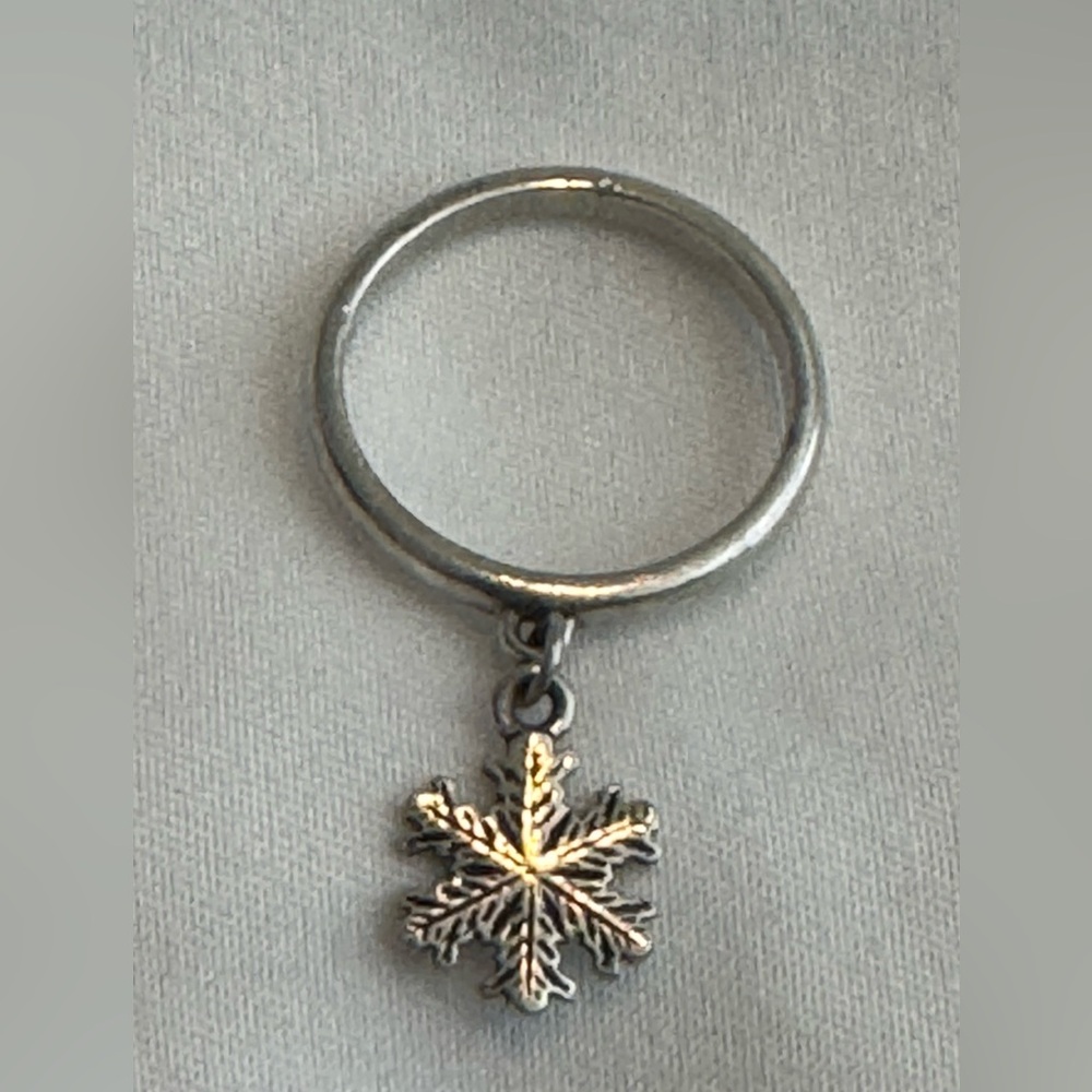 James Avery Retired Snowflake dangle ring sz 71/2